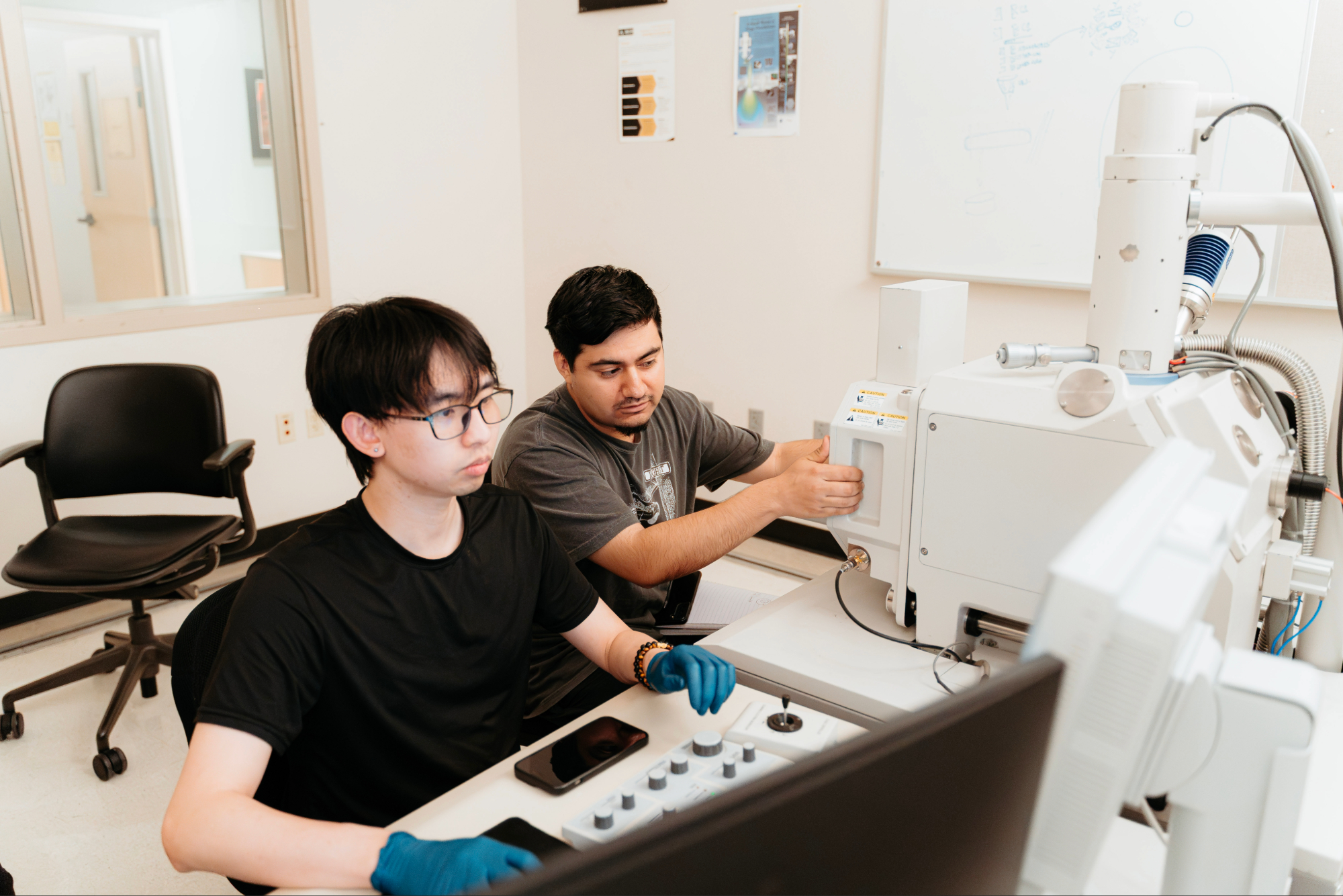 students working in an Electron Microscopy lab