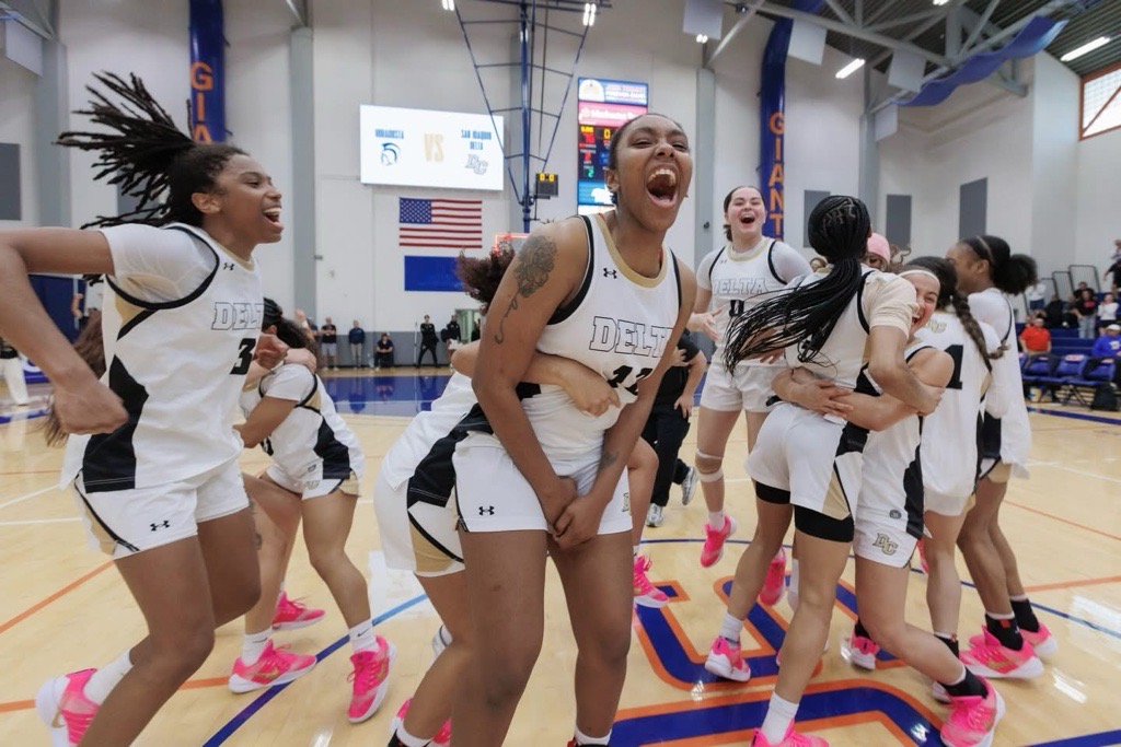 Players celebrate after winning the state title