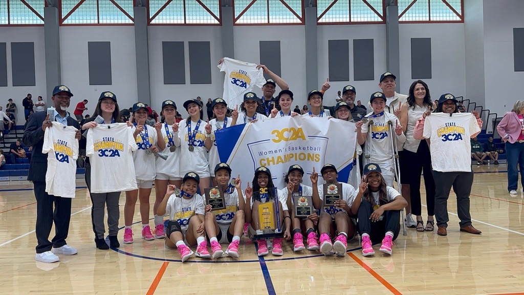 A group photo of the women's basketball team