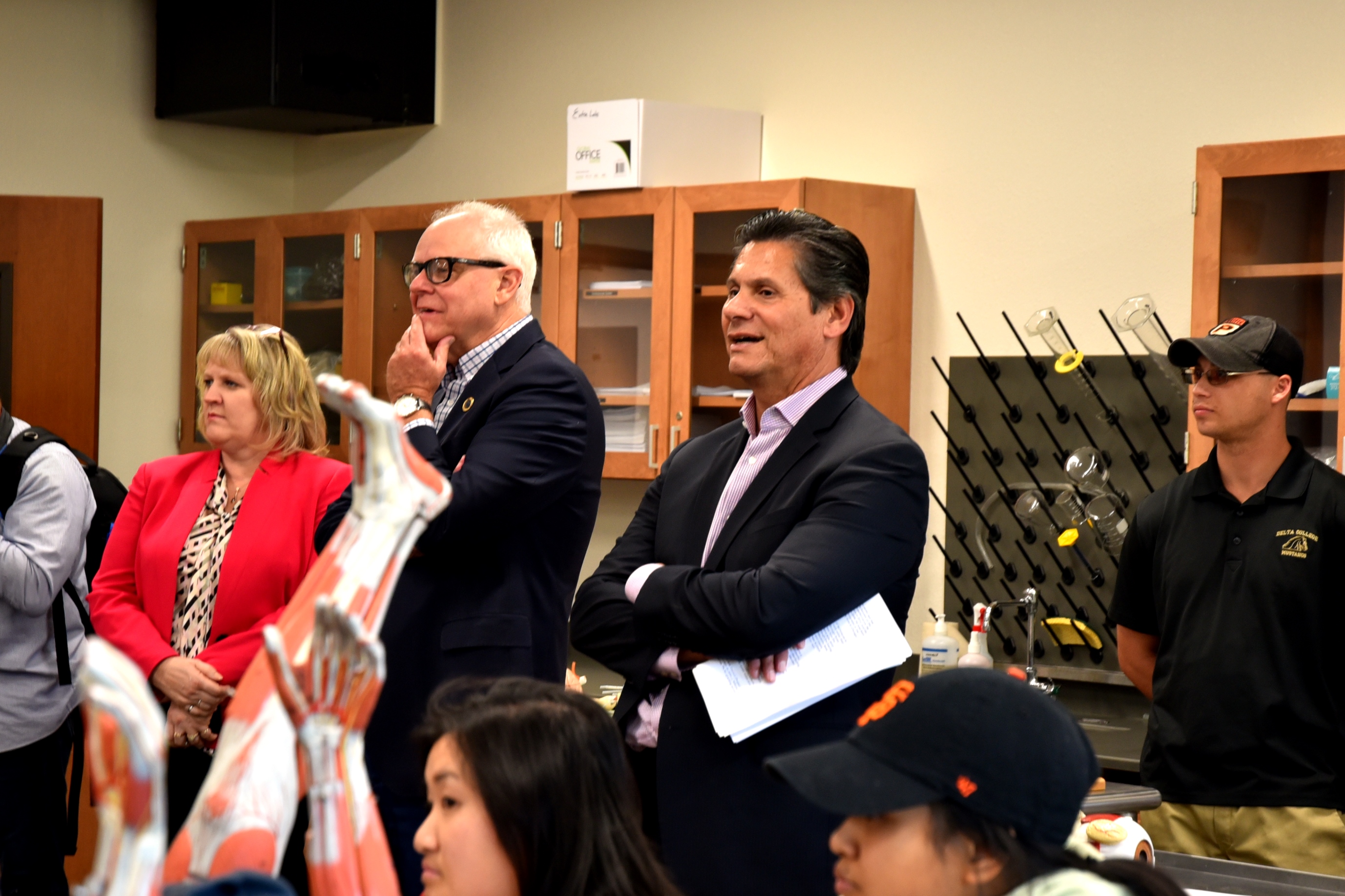 Chancellor Eloy Oakley visited briefly with biology students at a San Joaquin Delta College science laboratory.