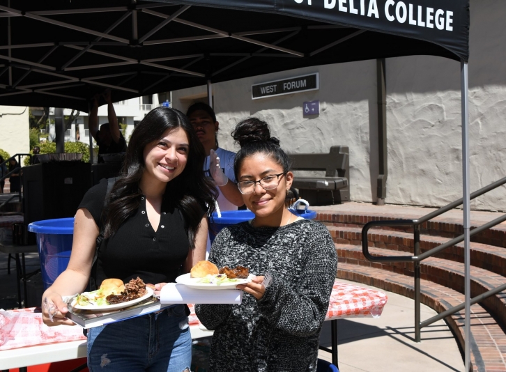 student eat bbq at associated students event