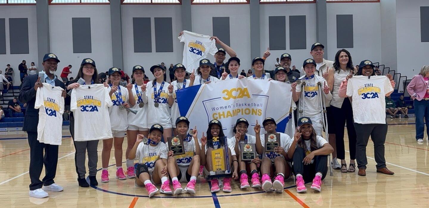 A group photo of the women's basketball team