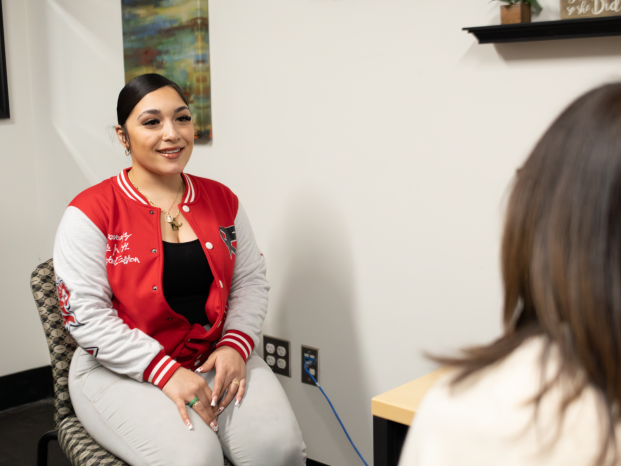 A female student consults with a female psychologist