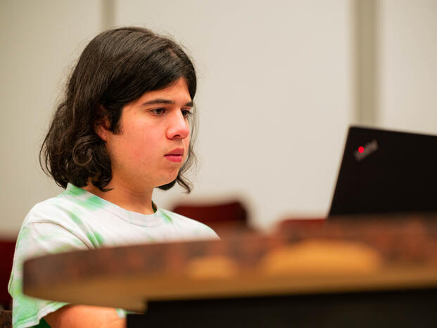 A student concentrating on his English class