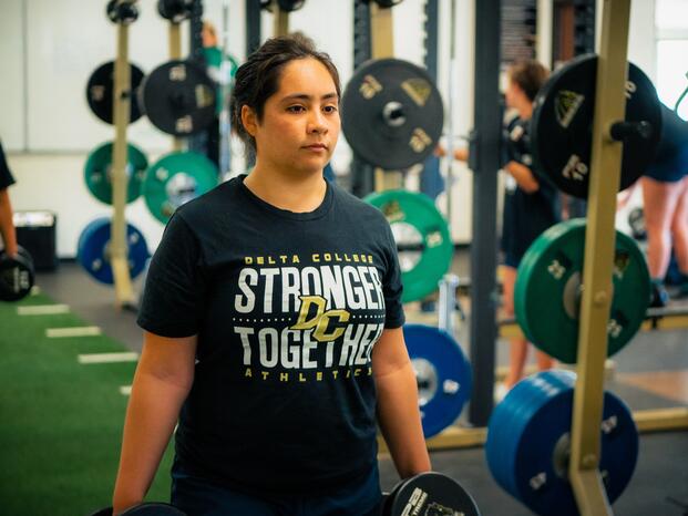 Woman in the gym carrying weights