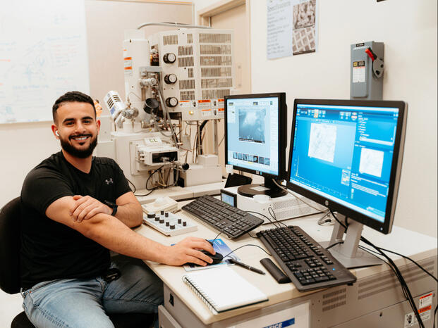 student in the Electron Microscopy lab