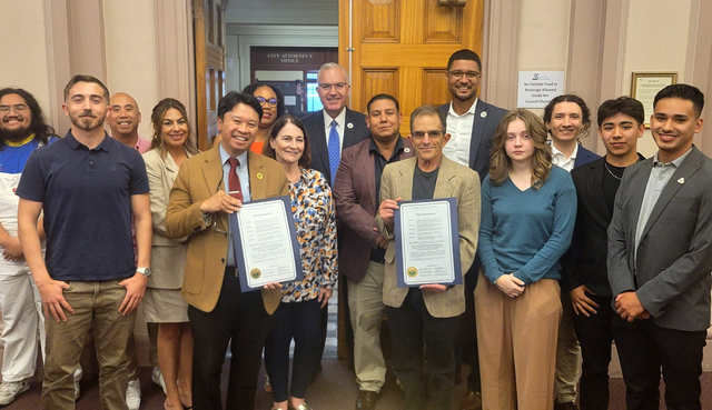 Study abroad students with Stockton Mayor Kevin Lincoln