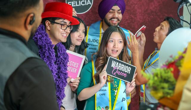 Photo students celebrating graduation