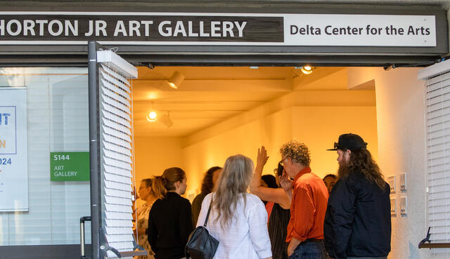 Photo of the entrance of the Horton Art Gallery