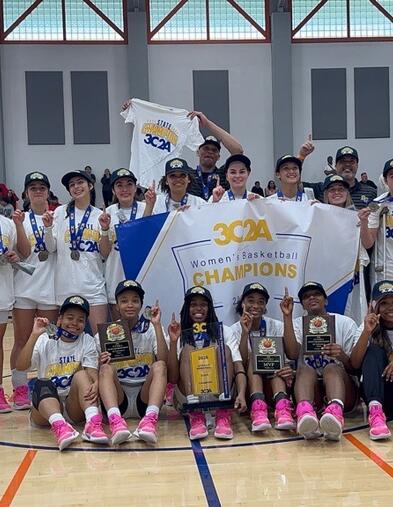 A group photo of the women's basketball team